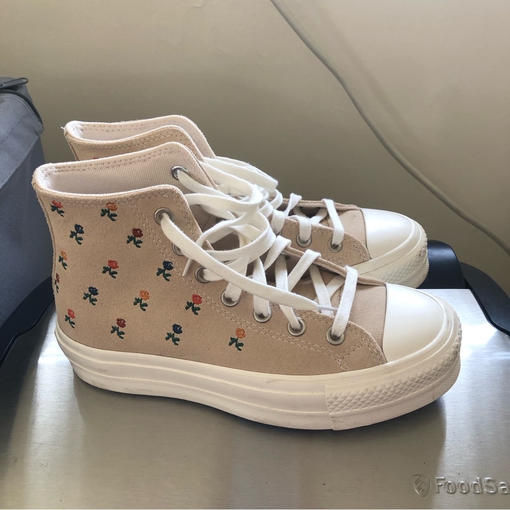 Converse platform floral tan sneakers size 6.5